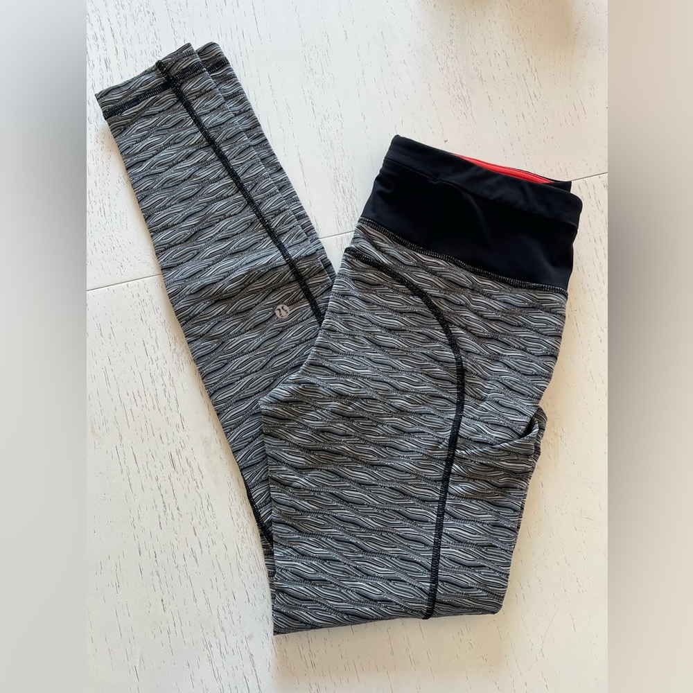 lululemon athletica Wave Pattern Leggings with pocket - Black and Gray, Size 8